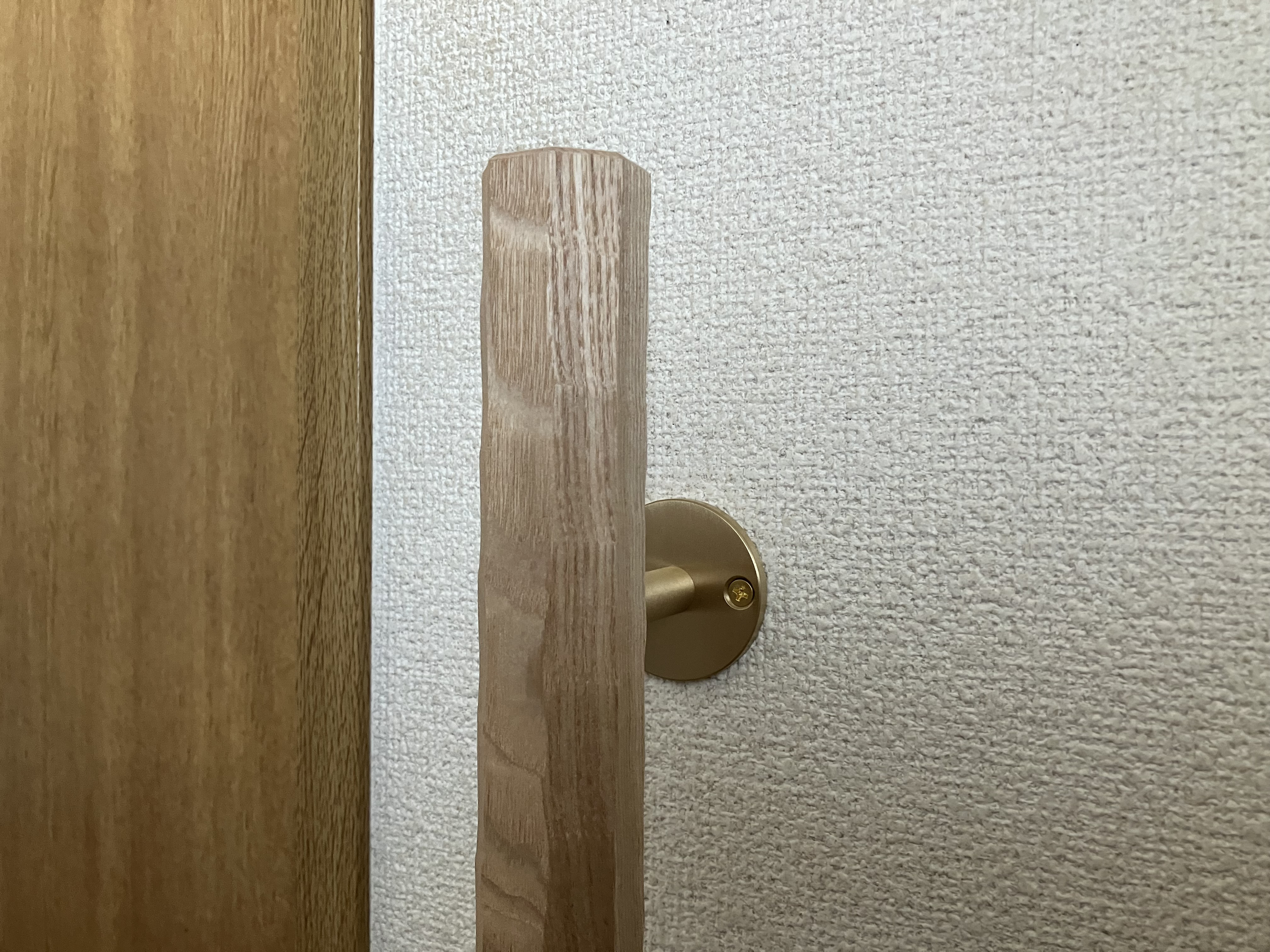 タモの木　八角形の手摺り　真鍮金具付き　ちょうなはつり仕上げ（名栗）長さ60cm〜150cm