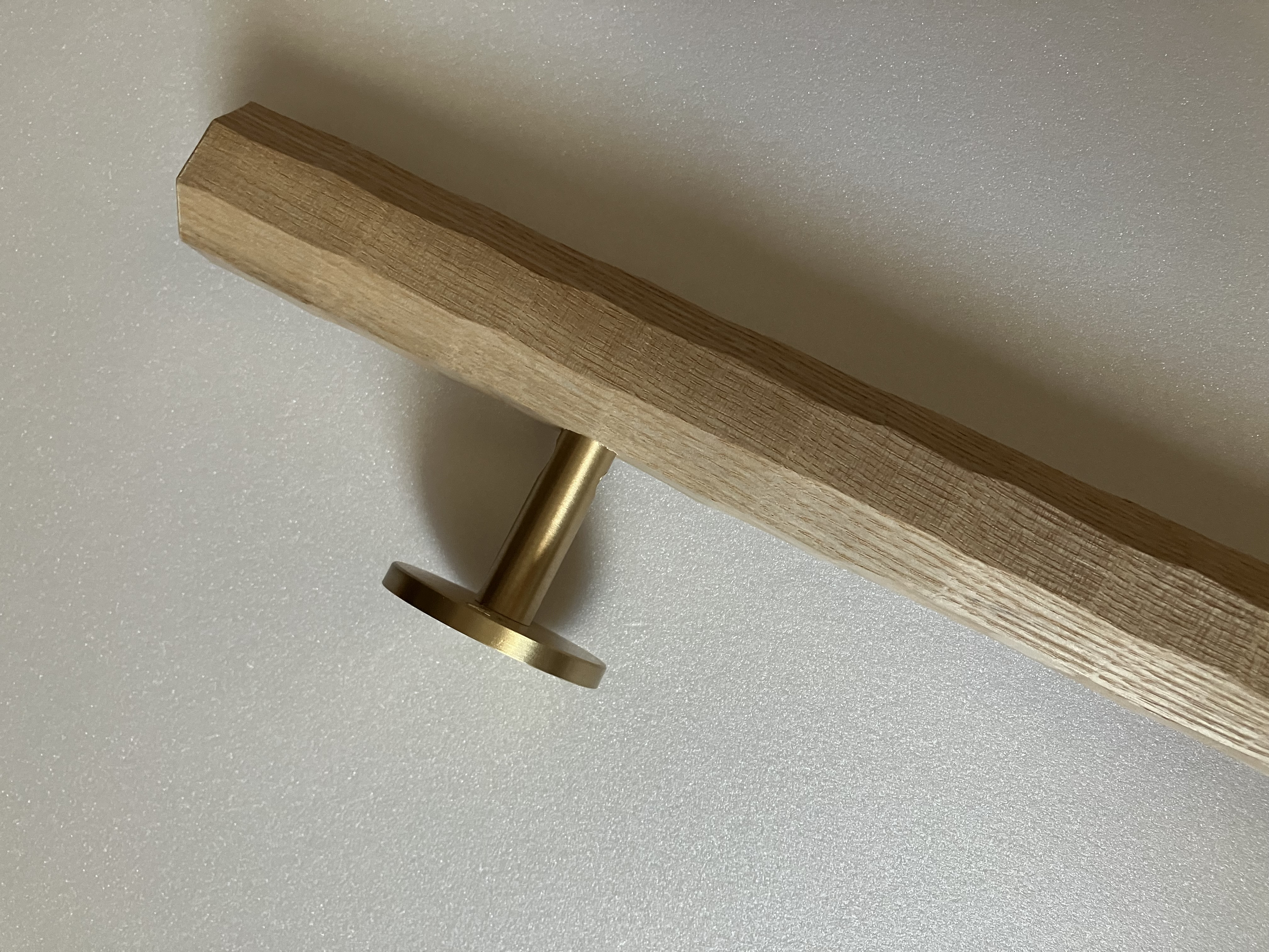 タモの木　八角形の手摺り　真鍮金具付き　ちょうなはつり仕上げ（名栗）長さ60cm〜150cm