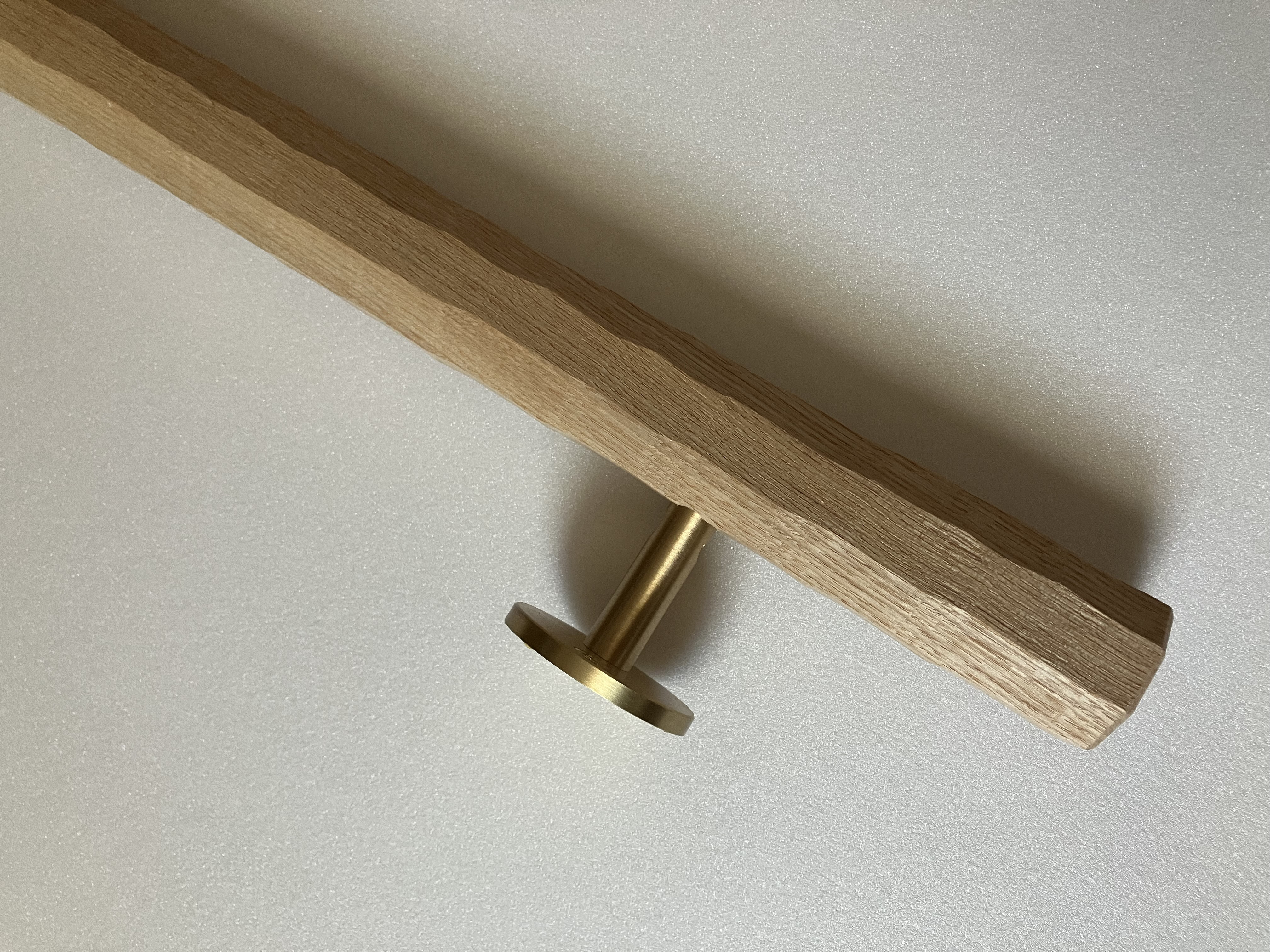 タモの木　八角形の手摺り　真鍮金具付き　ちょうなはつり仕上げ（名栗）長さ60cm〜150cm