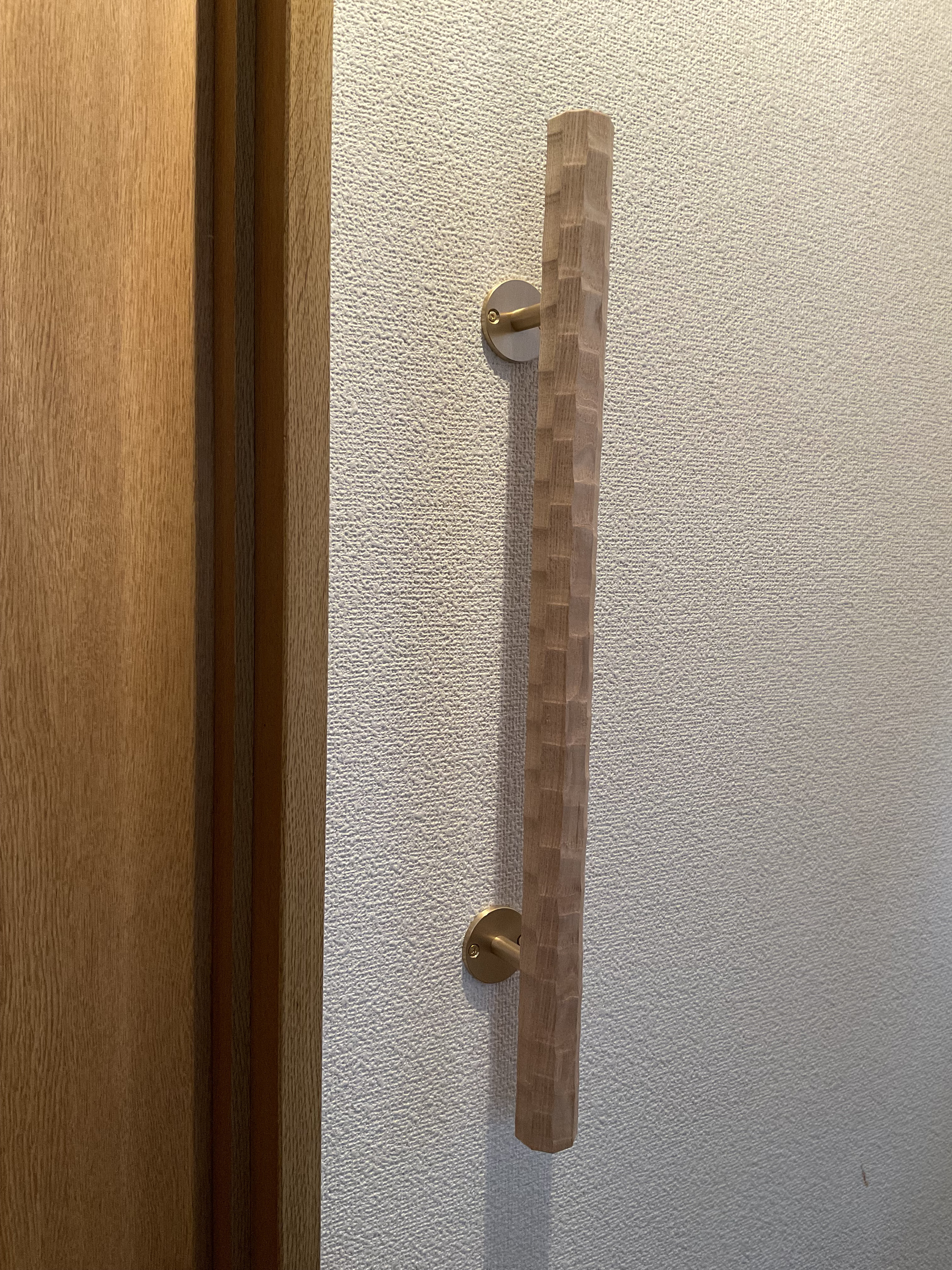 タモの木　八角形の手摺り　真鍮金具付き　ちょうなはつり仕上げ（名栗）長さ60cm〜150cm