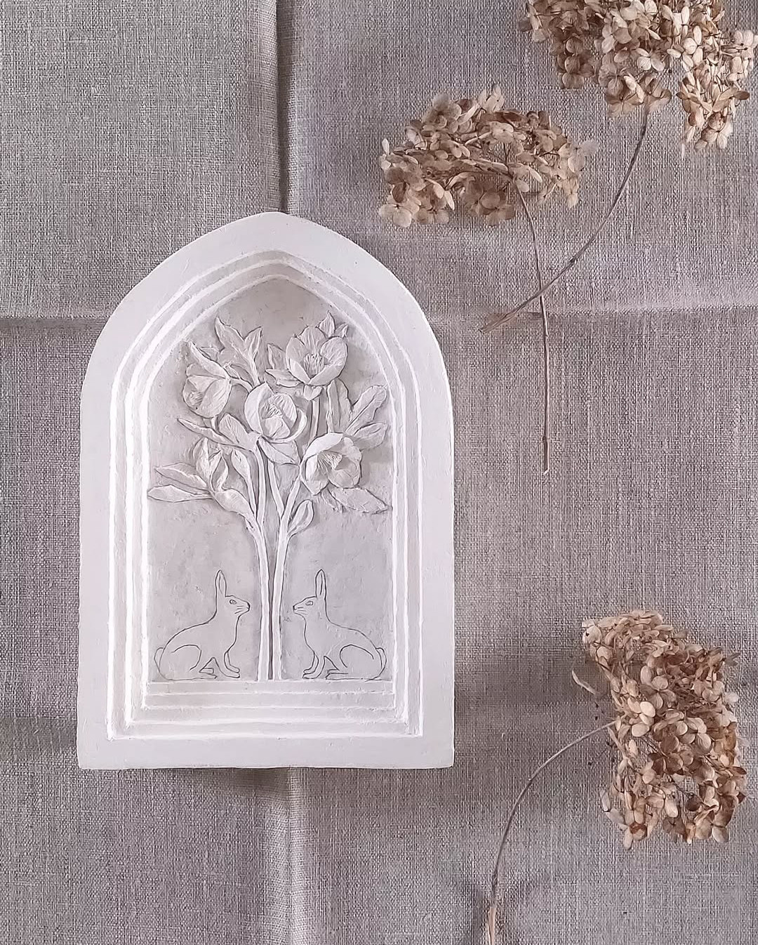 【クリスマスローズの壁飾り】  1点もの/春/ウサギ/レリーフ/軽量