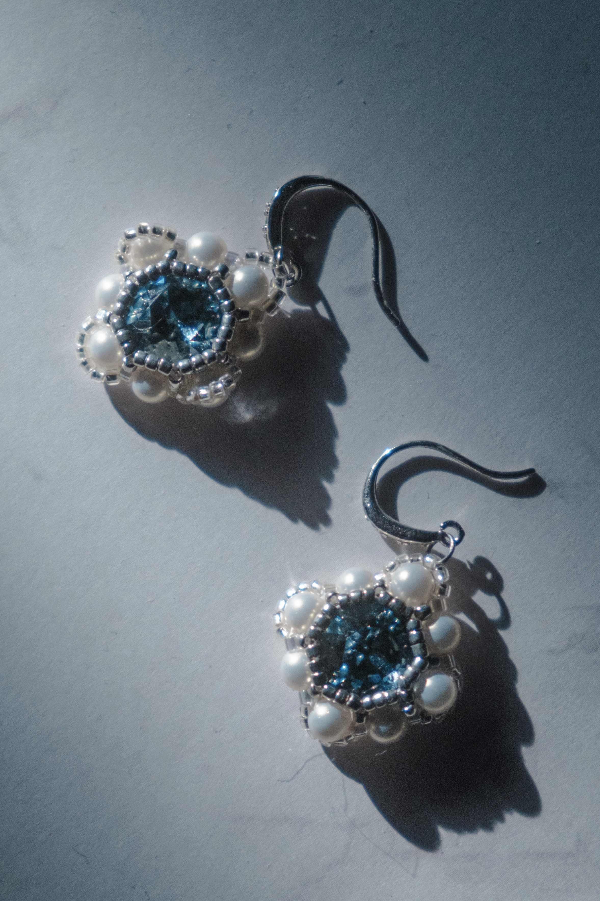 宝石の花の耳飾り【ビーズ・ピアス・フックピアス】