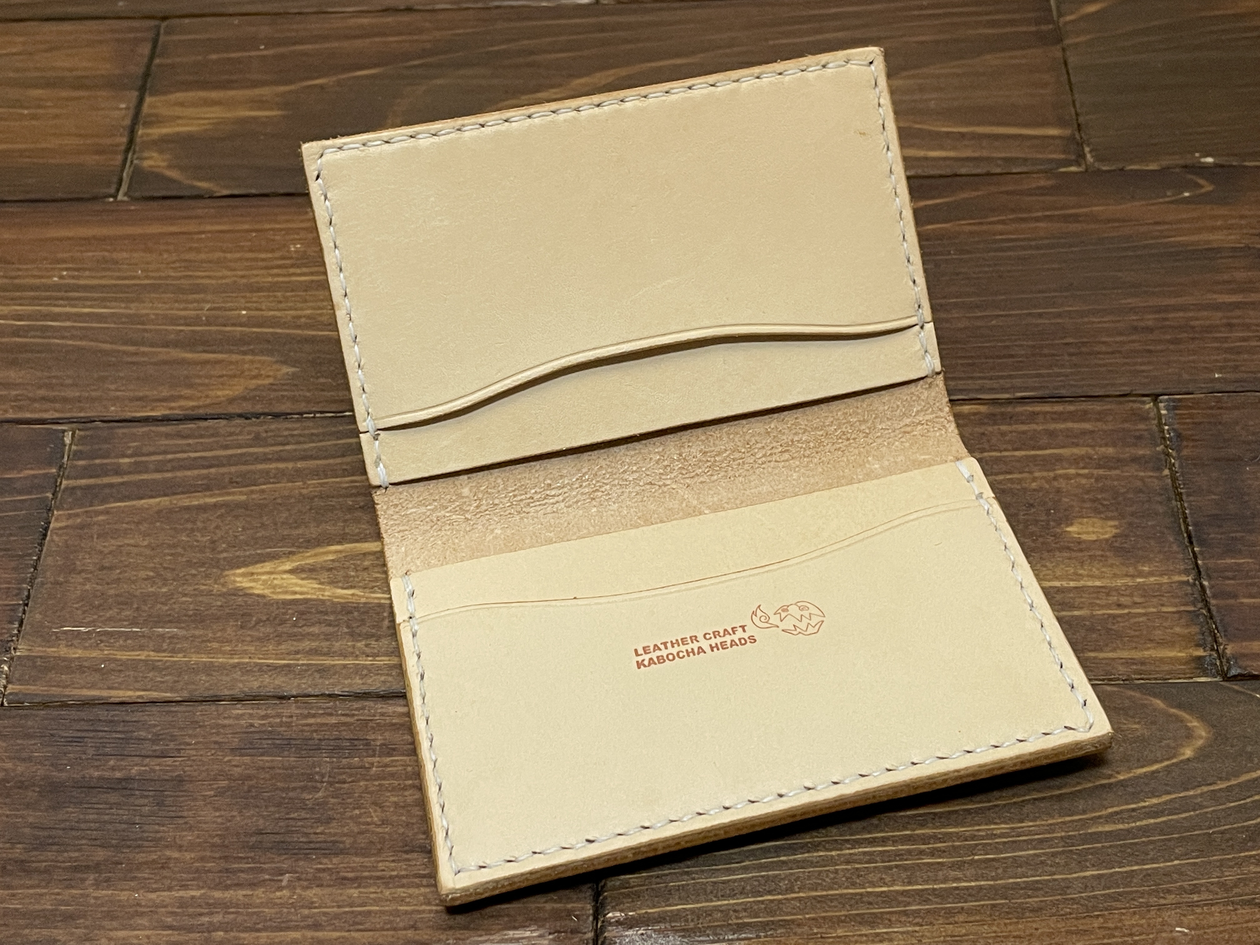 窓付き二つ折りパスケース