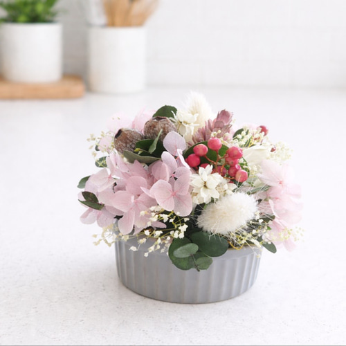 淡いピンク系 小さなココットにぎゅっと小花が入ったミニアレンジ