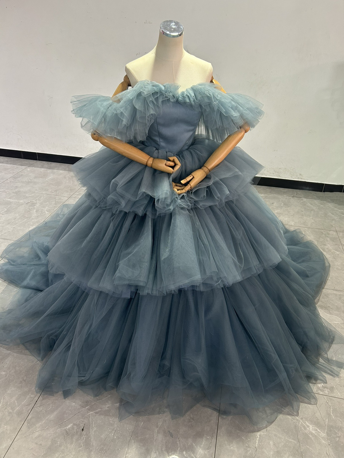ブルーグレー   もこもこチュールドレス　カラードレス　フリルオフショルダー　お色直し　ふわふわ　ボリューム