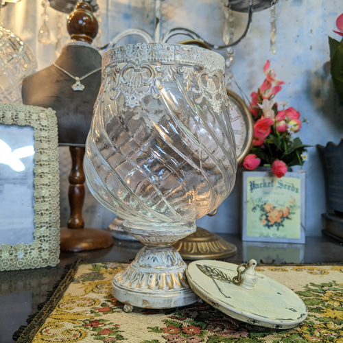 気品漂うエレガントなフラワーベース シックなガラス器 アンティークな  