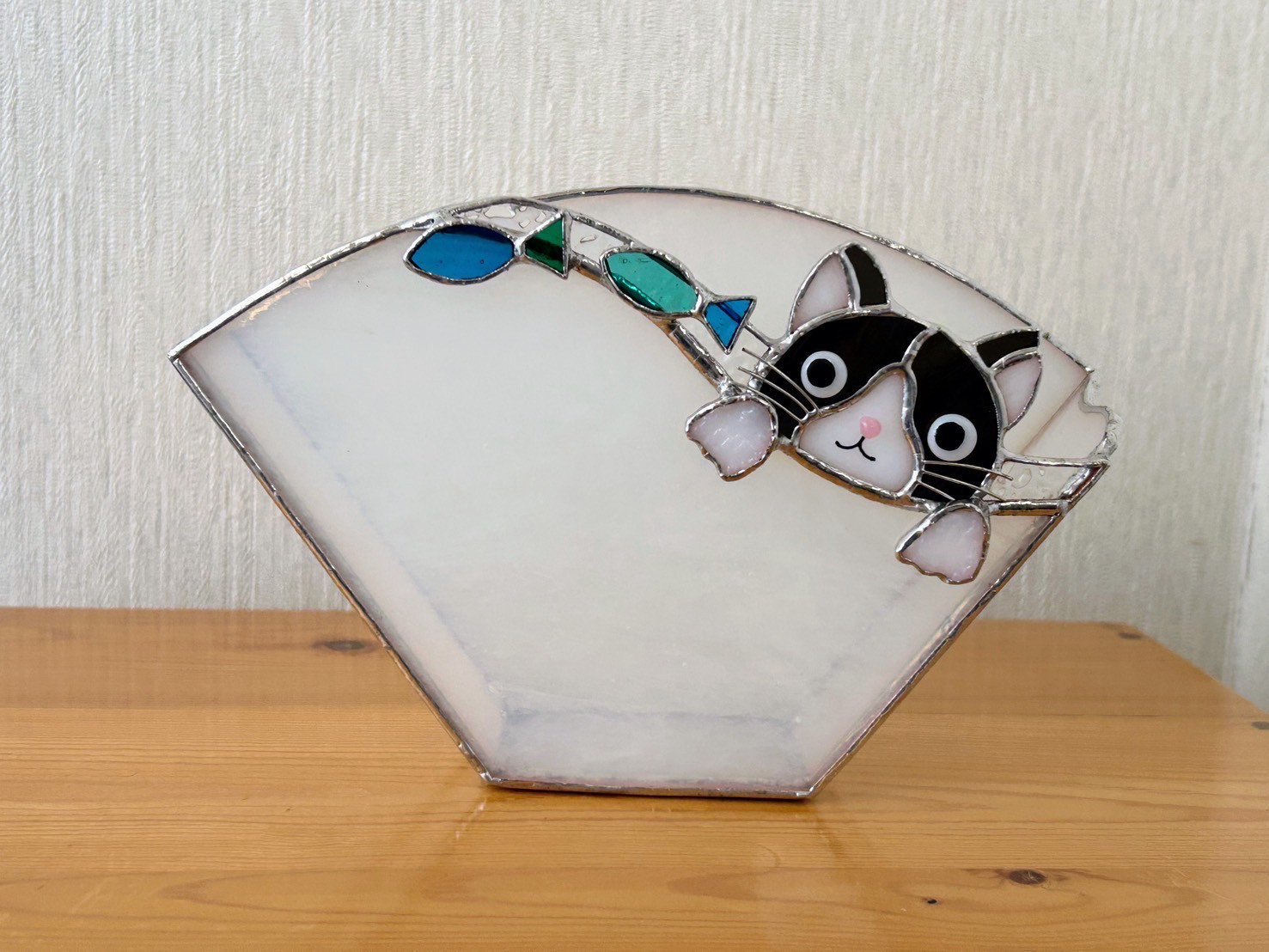 お魚をみつめるネコちゃん（ステンドグラスのコーヒーフィルターケース）