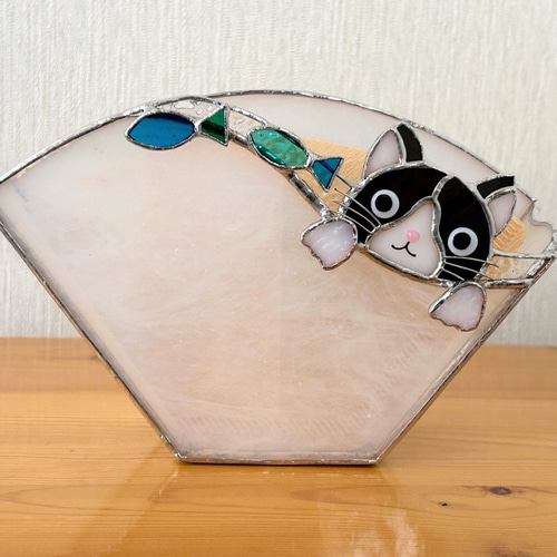 お魚をみつめるネコちゃん（ステンドグラスのコーヒーフィルターケース
