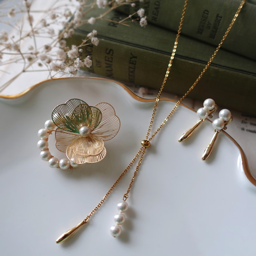 透かしお花とパールのブローチ / 国産貝パール フォーマル ハレの日