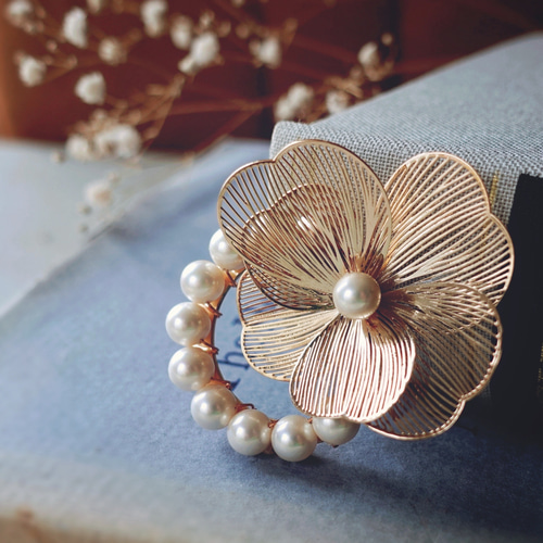 透かしお花とパールのブローチ / 国産貝パール フォーマル ハレの日