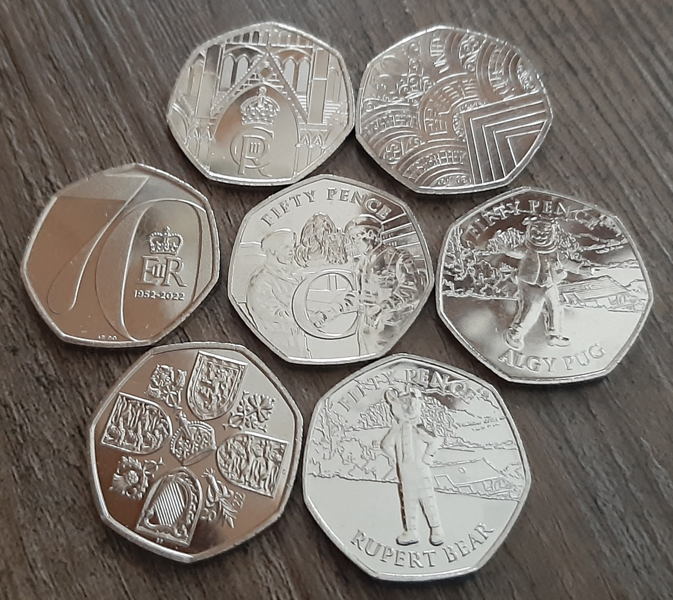 エリザベス2世とチャールズ3世の肖像が刻まれた50ペンスコイン7枚セット。 コインの種類: 50ペンスコイン -