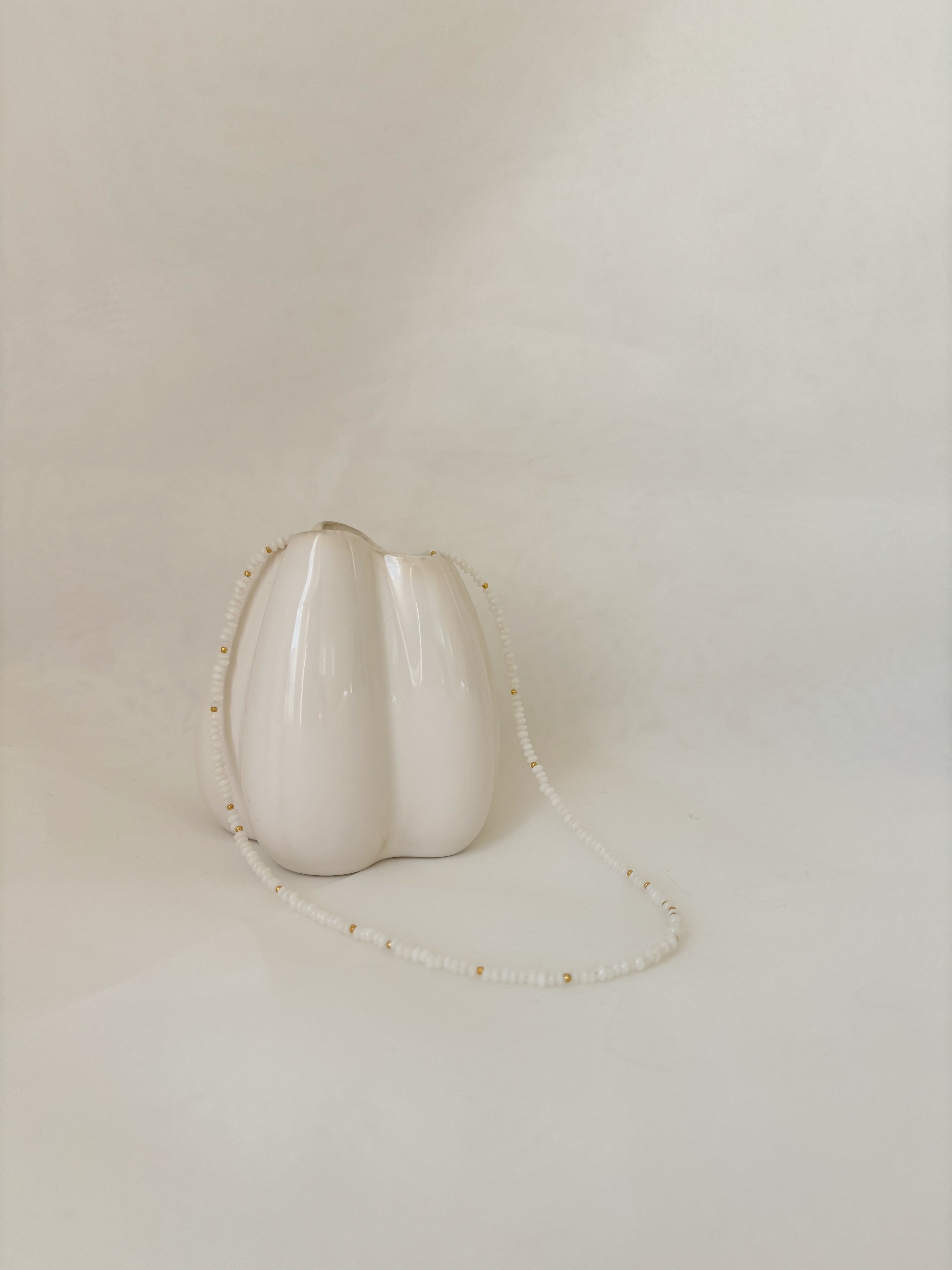 ホワイトサンゴとカレンシルバーのチョーカーネックレス　“natural beach”