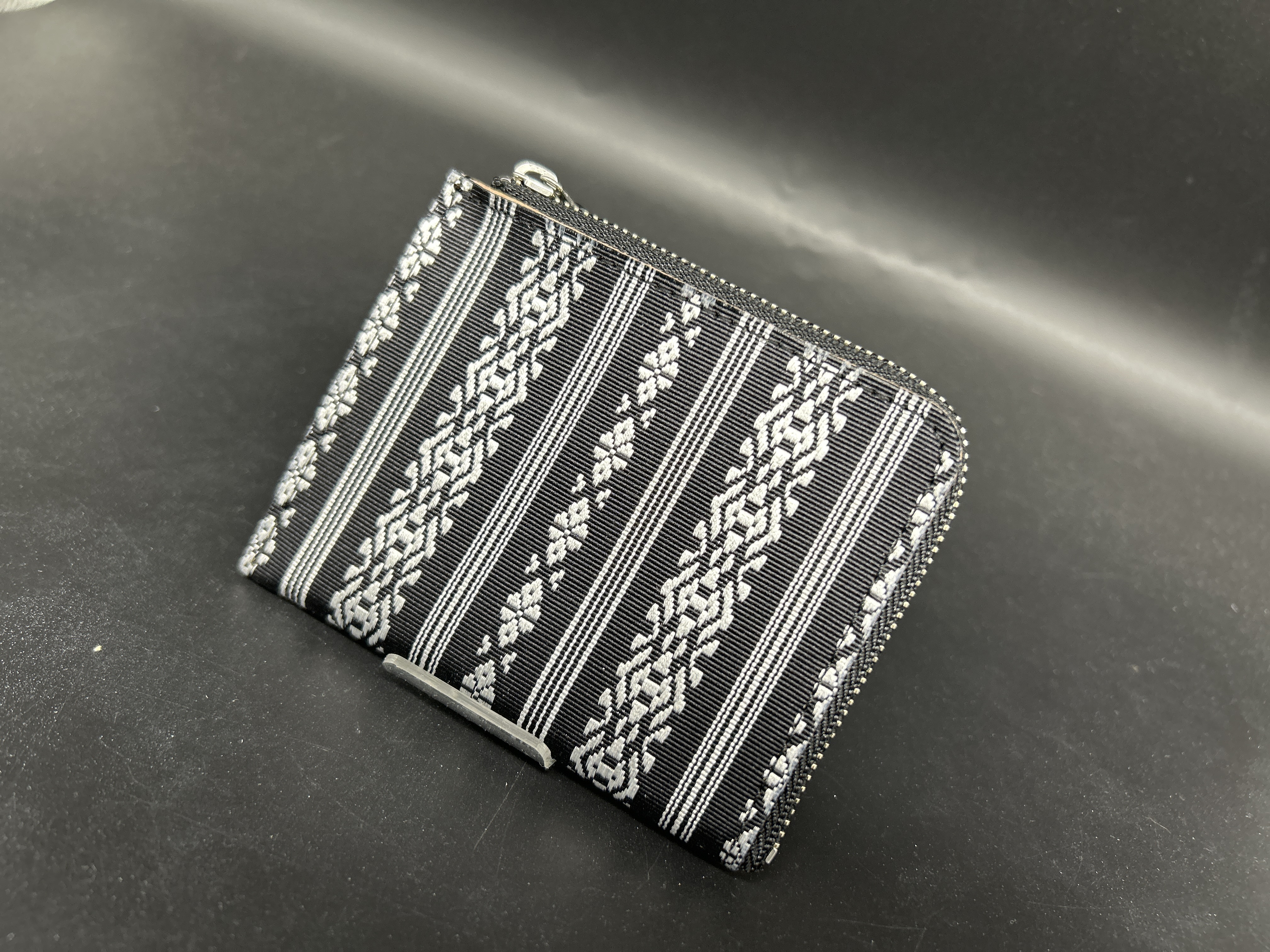 本場筑前博多織献上柄本革ミニ財布12イタリアンレザー使用  黒/白　絹100%