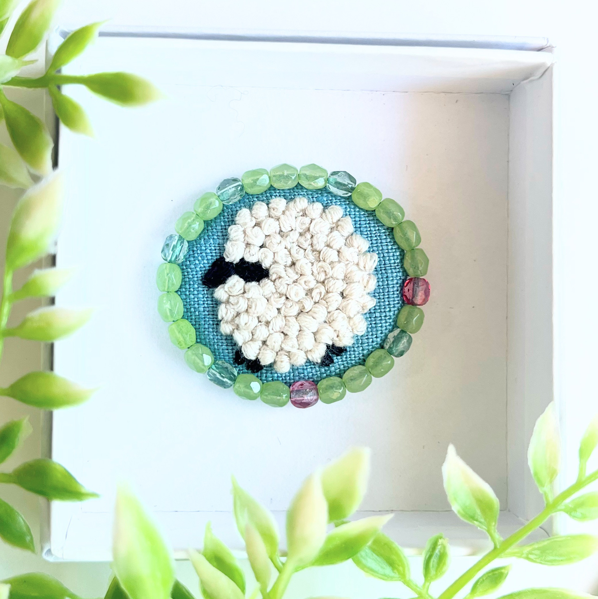 ビーズで飾ったモコモコひつじのミニ刺繍ブローチ【botanical】#338
