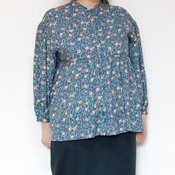 ペプラムブラウス ボタニカルプリント ゆったりふんわりデザイン 羽織れる2wayブラウス 6枚目の画像
