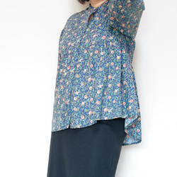 ペプラムブラウス ボタニカルプリント ゆったりふんわりデザイン 羽織れる2wayブラウス 5枚目の画像