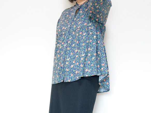 ペプラムブラウス ボタニカルプリント ゆったりふんわりデザイン 羽織れる2wayブラウス 5枚目の画像