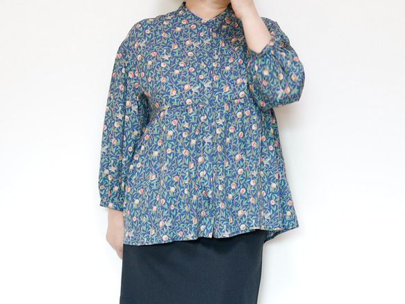 ペプラムブラウス ボタニカルプリント ゆったりふんわりデザイン 羽織れる2wayブラウス 8枚目の画像