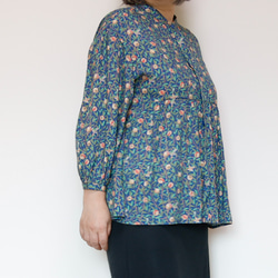 ペプラムブラウス ボタニカルプリント ゆったりふんわりデザイン 羽織れる2wayブラウス 4枚目の画像