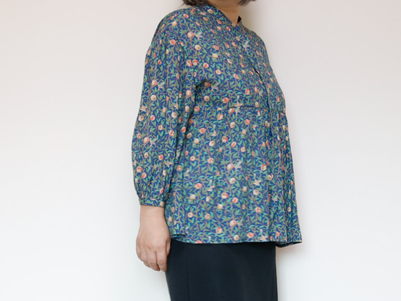 ペプラムブラウス ボタニカルプリント ゆったりふんわりデザイン 羽織れる2wayブラウス 4枚目の画像