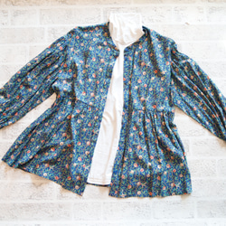 ペプラムブラウス ボタニカルプリント ゆったりふんわりデザイン 羽織れる2wayブラウス 1枚目の画像