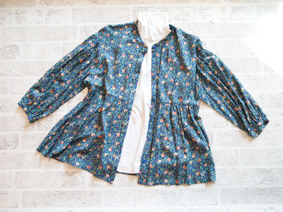 ペプラムブラウス ボタニカルプリント ゆったりふんわりデザイン 羽織れる2wayブラウス 1枚目の画像