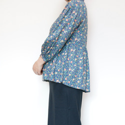 ペプラムブラウス ボタニカルプリント ゆったりふんわりデザイン 羽織れる2wayブラウス 3枚目の画像