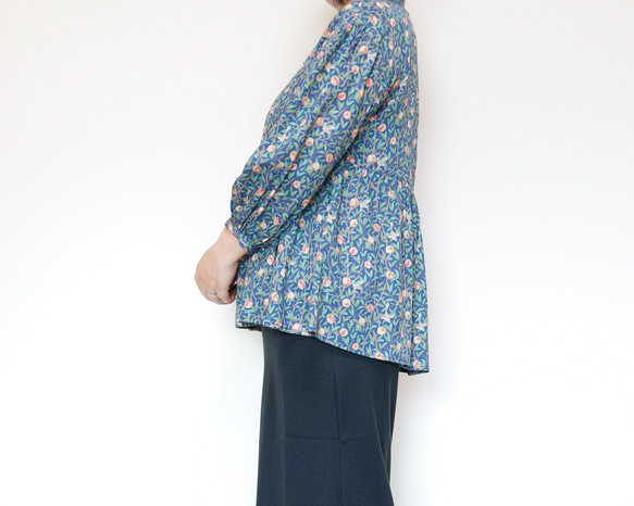 ペプラムブラウス ボタニカルプリント ゆったりふんわりデザイン 羽織れる2wayブラウス 3枚目の画像