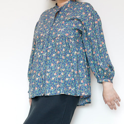 ペプラムブラウス ボタニカルプリント ゆったりふんわりデザイン 羽織れる2wayブラウス 2枚目の画像