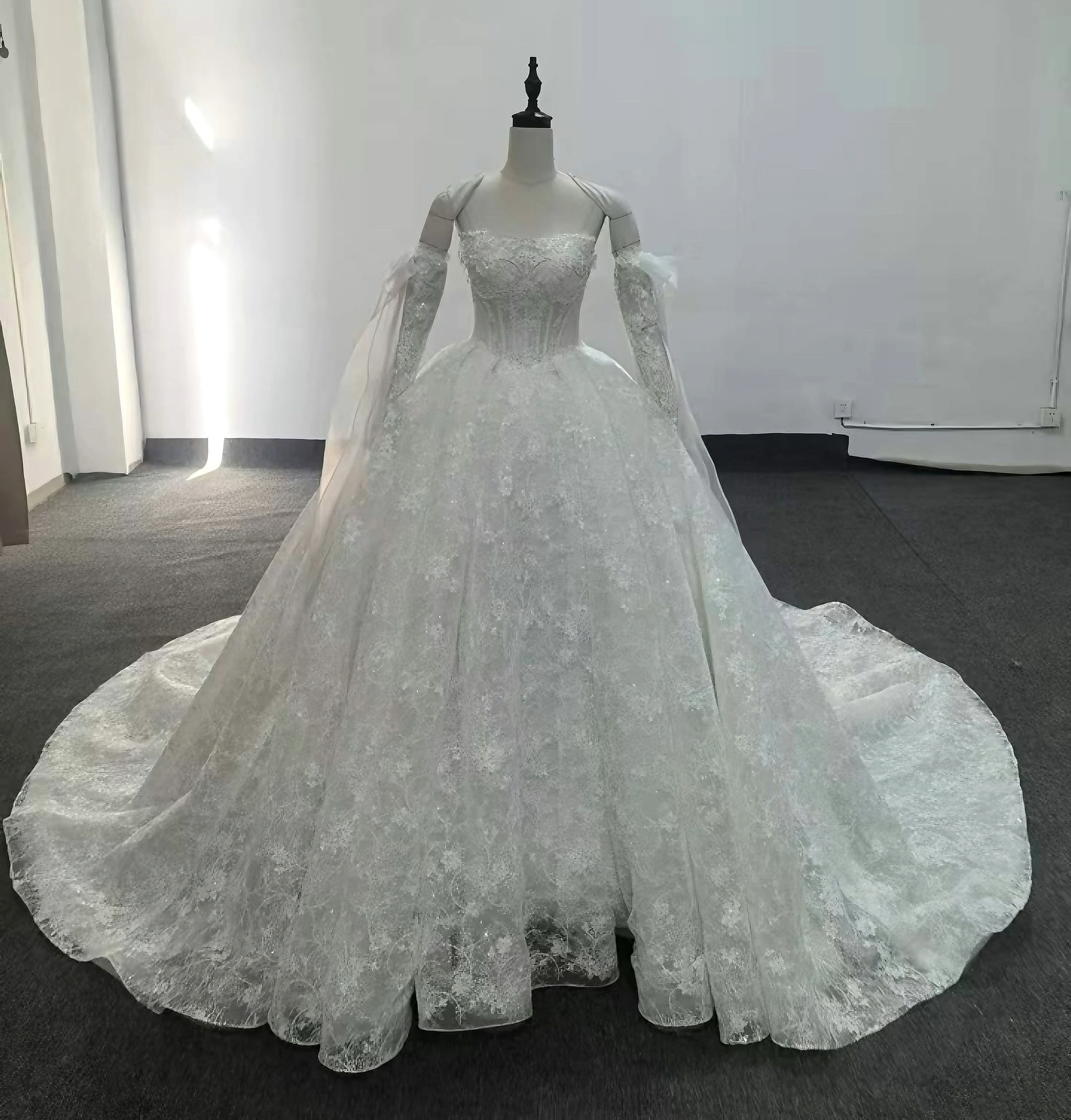 高品質保証！贅沢な総刺繍　オフショルダー　フラワー　ブライダル　ウェディングドレス　取り外し可能お袖　プリンセスライン