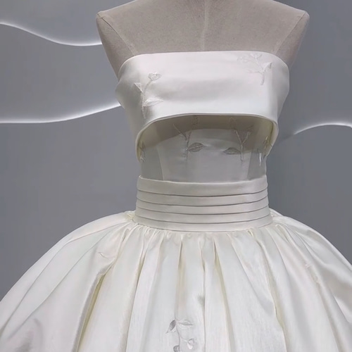 【新品未使用】CAMEOコレクティブ /ビスチェドレス 憧れのドレス オフホワイト ビスチェライン 高級サテン