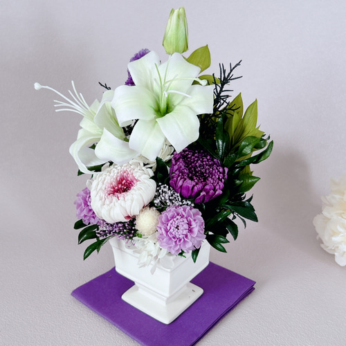 可憐な仏花】《お盆2025》クリアケース入り 百合 お供え花 仏花 供花