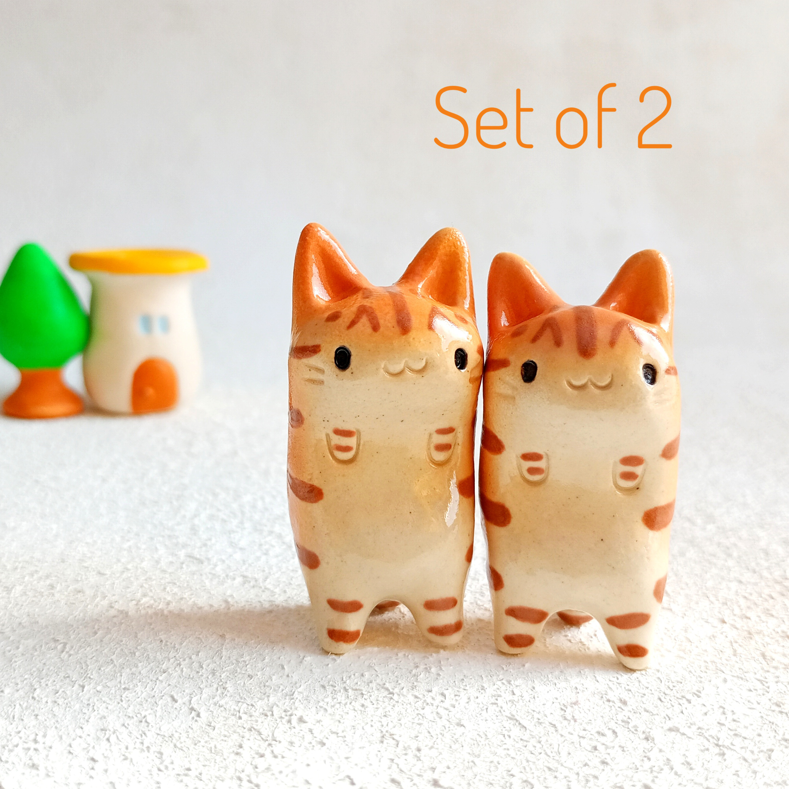 双子茶トラ猫ペンレスト　動物の陶器　在庫有り