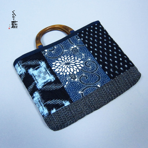 紬帯　藍染の亀甲花文　リメイク　山葡萄ハンドルバッグ 紬帯 藍染の亀甲花文 リメイク 山葡萄ハンドルバッグ