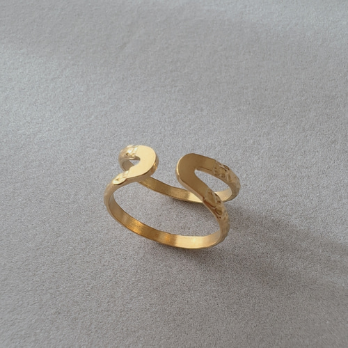 SALE！フリーサイズ◇重ねづけ風リング（ゴールド）/サージカル