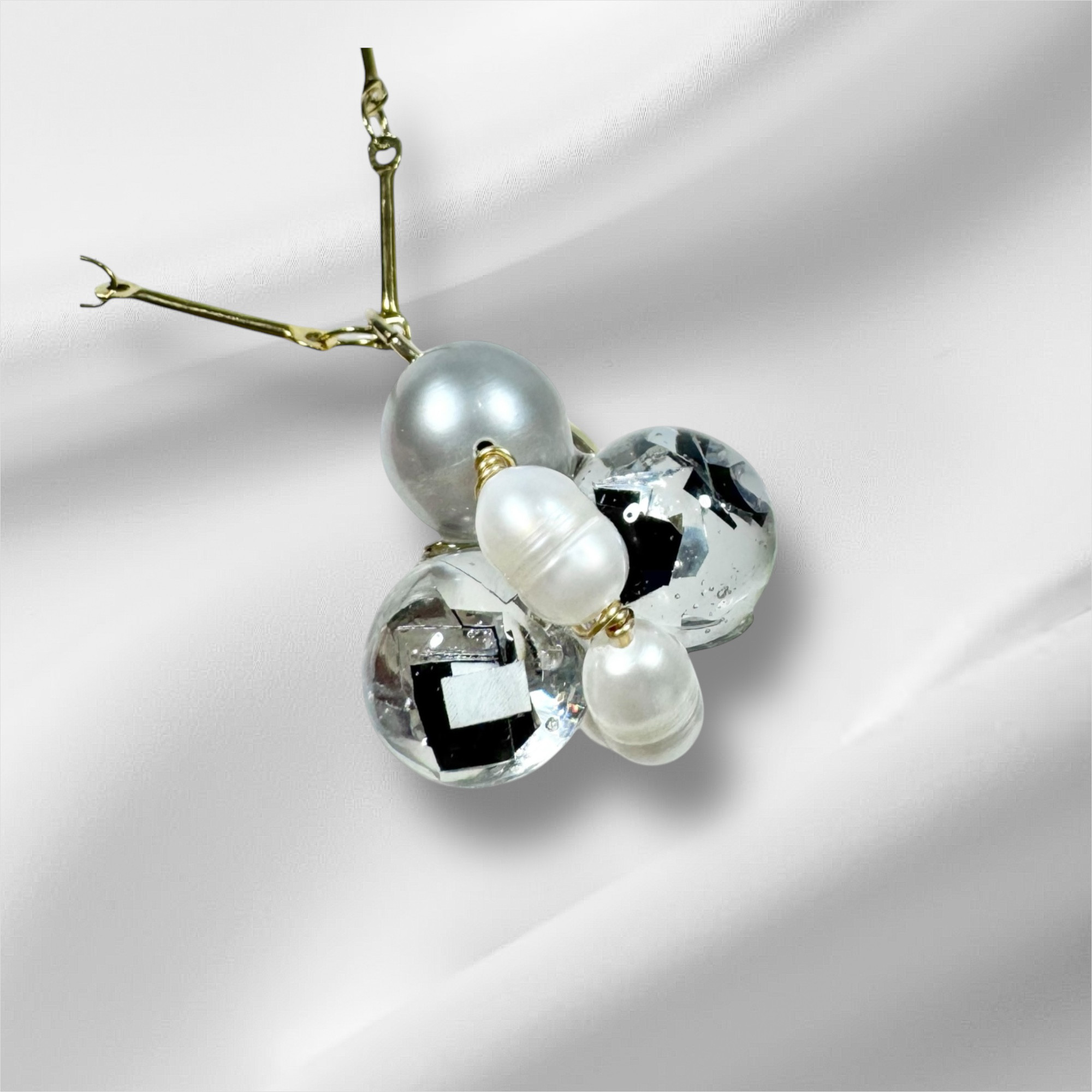 蜂　ネックレス　淡水パール　レジン　ビー　虫　モチーフ　一粒　シンプル　一点もの　アップサイクル　 エコ　サステナブル