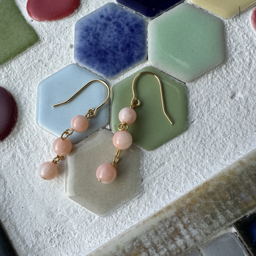 次回入荷未定】さくら色の珊瑚 スリーコーラルライン ピアス ピアス