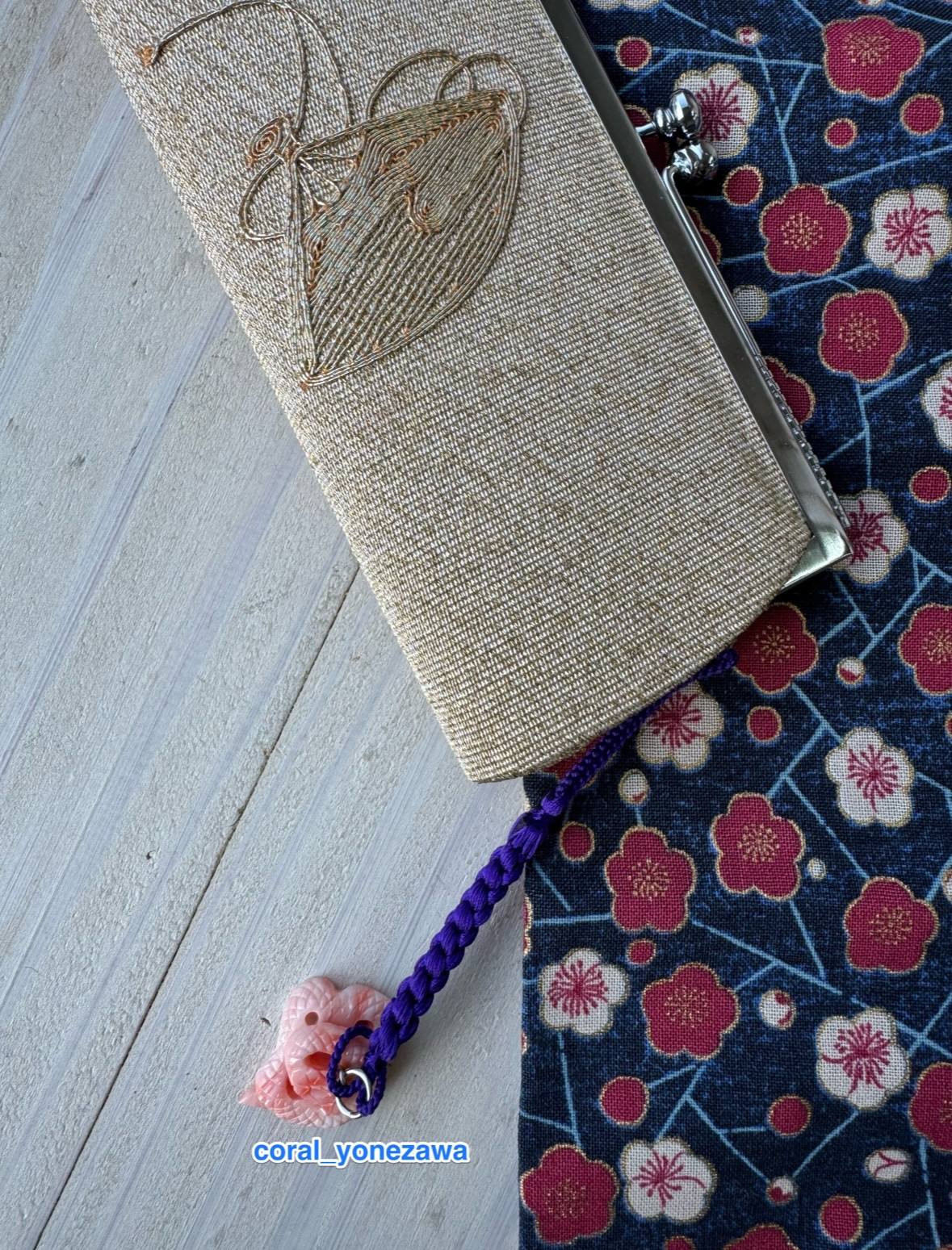 蛇ん蛇ん（じゃんじゃん）いこう♪【令和七年干支巳年】珊瑚彫刻　蛇・巳　根付・和風ストラップ