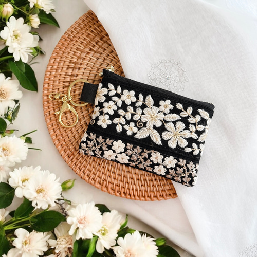黒桜/インド刺繍×帆布☆キーホルダー付きフラットポーチ/マルチケース