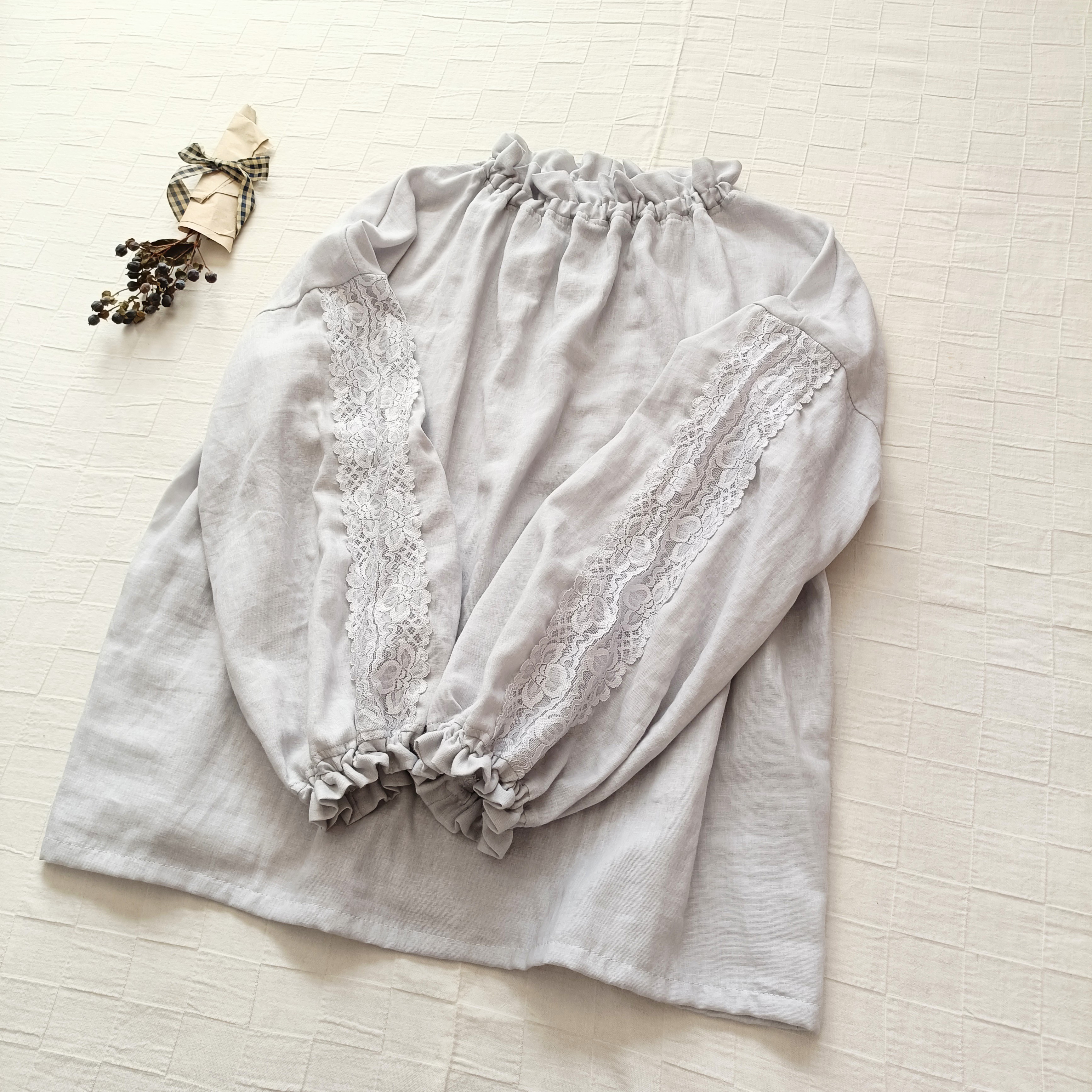 お袖レース❀ ハイネックギャザーブラウス　ストーングレーのダブルガーゼ　日本製　卒園卒業式、入園入学式、セミフォーマルに