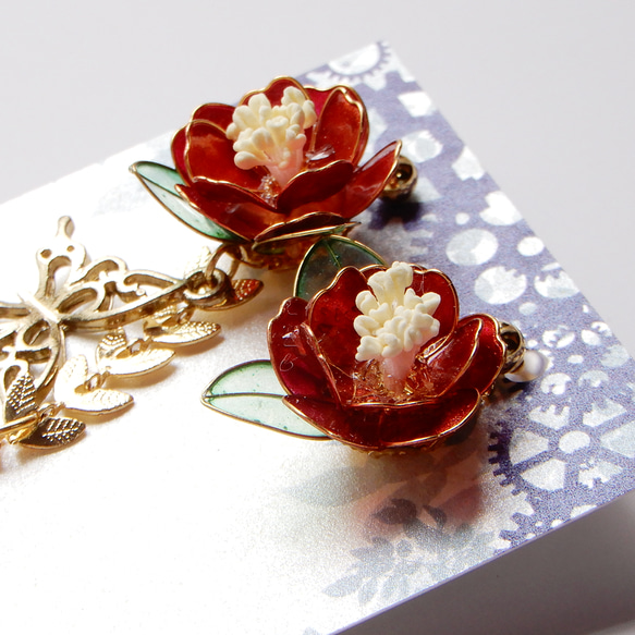 『八重椿』 － 椿のアシンメトリーピアス・イヤリング　ディップアート/睡蓮/耳飾り 1枚目の画像