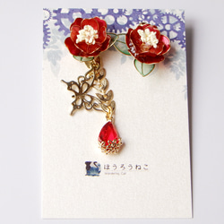 『八重椿』 － 椿のアシンメトリーピアス・イヤリング　ディップアート/睡蓮/耳飾り 2枚目の画像