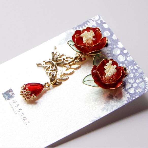 『八重椿』 － 椿のアシンメトリーピアス・イヤリング　ディップアート/睡蓮/耳飾り 4枚目の画像