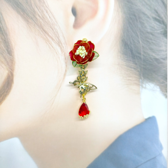 『八重椿』 － 椿のアシンメトリーピアス・イヤリング　ディップアート/睡蓮/耳飾り 5枚目の画像