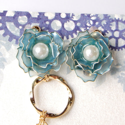 『冬芍薬』しゃくやくのアシンメトリーピアス・イヤリング　ディップアート/耳飾り 3枚目の画像