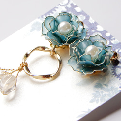 『冬芍薬』しゃくやくのアシンメトリーピアス・イヤリング　ディップアート/耳飾り 1枚目の画像