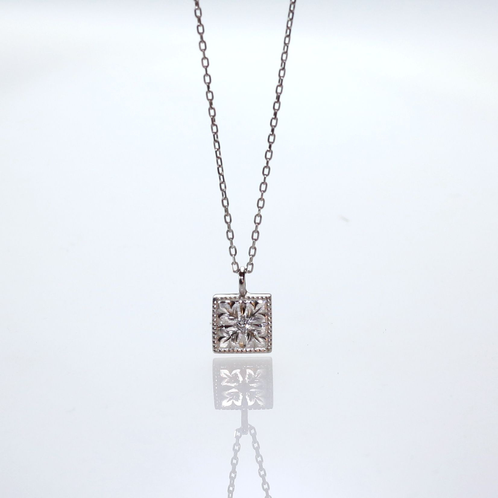 Pt900 手彫り・ダイヤモンドペンダント 0.01ct
