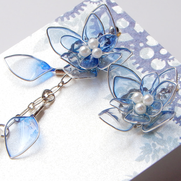 『紫陽花』あじさいのアシンメトリーピアス・イヤリング　ディップアート/耳飾り 1枚目の画像