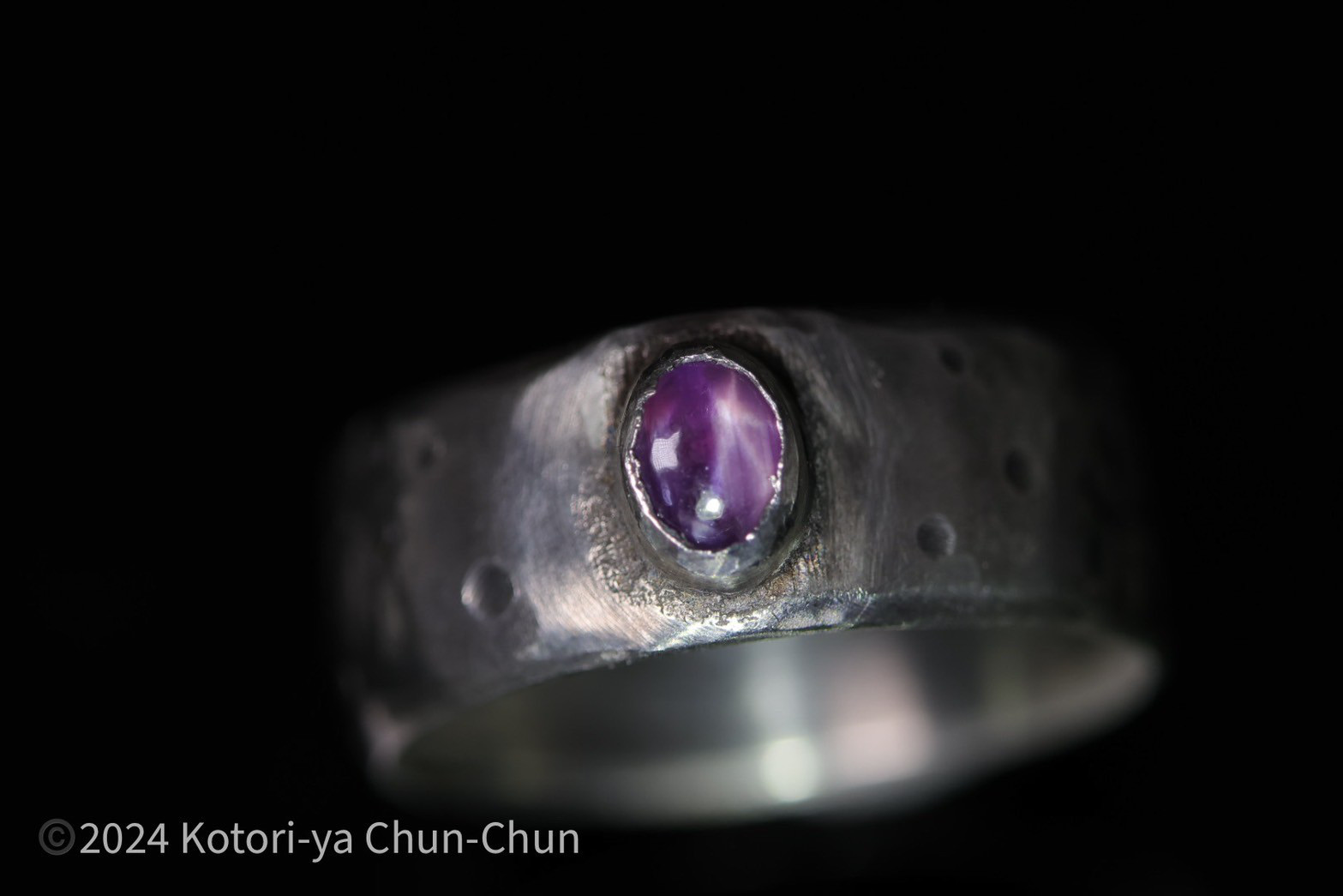 【完全新作】「トシッタさん」のノーヒート・バイカラーパープルスターサファイア・シルバーリング【花吹雪】