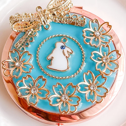 コンパクトミラー パフケース 白蝶貝 ホワイトシェル　パワーストーン　ターコイズ 桜咲く幸せうさぎのコンパクトミラー※ターコイズブルー 桜 うさぎ